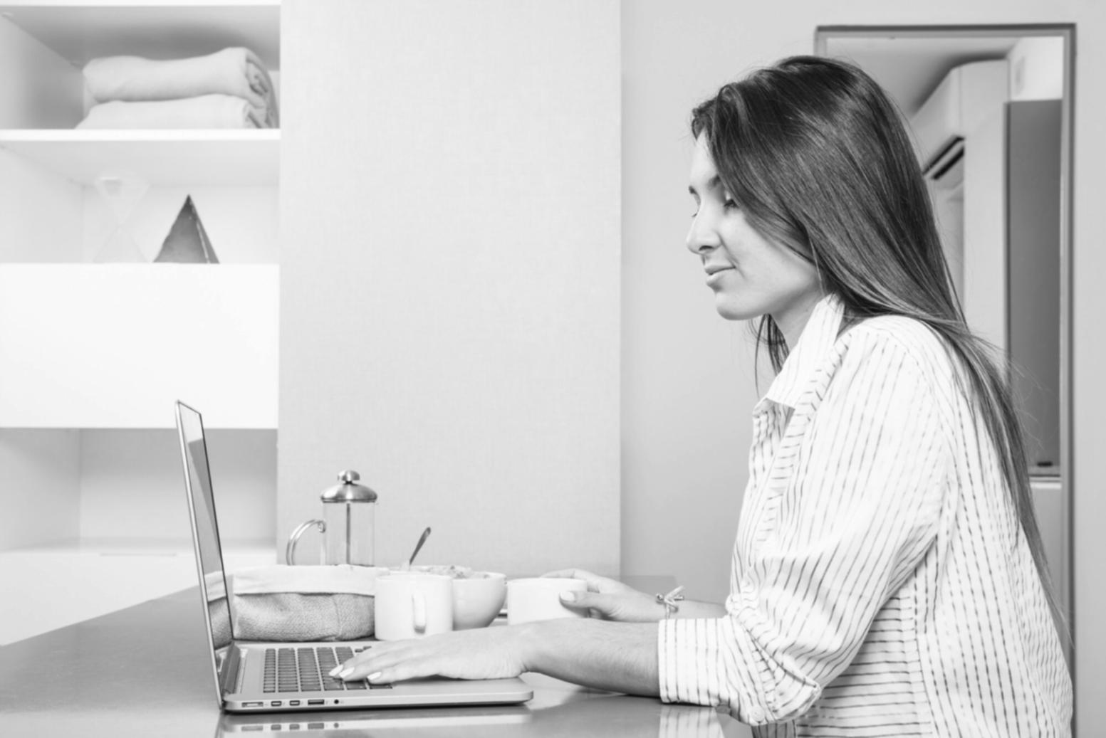 Interactive learning environment with modern financial analysis workstations